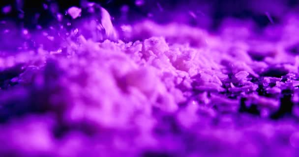 Gros plan sur la neige artificielle mobile au sol 4k 