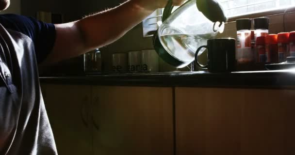 Postižený Člověk Připravuje Kávu Kuchyni Při Domácí — Stock video