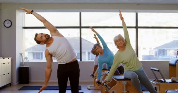 Trainerin Unterstützt Ältere Frauen Bei Der Durchführung Von Yoga Yogazentrum — Stockvideo