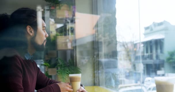の食堂でコーヒーを飲んでいる人の側面図 — ストック動画