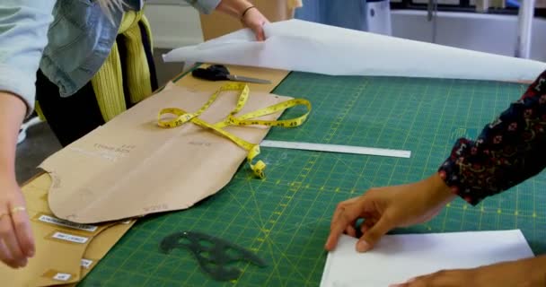 Stilisti Che Lavorano Sul Tavolo Nello Studio Moda — Video Stock