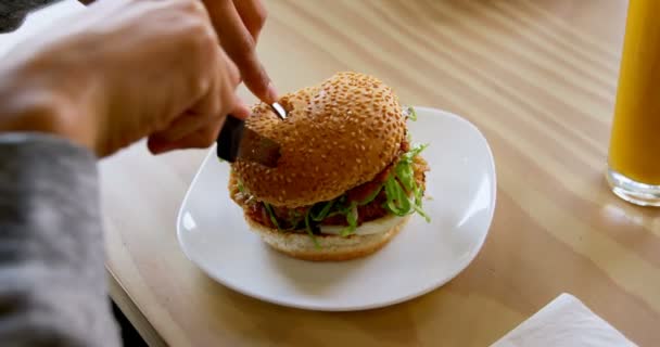 Nahaufnahme Eines Paares Beim Essen Restaurant — Stockvideo