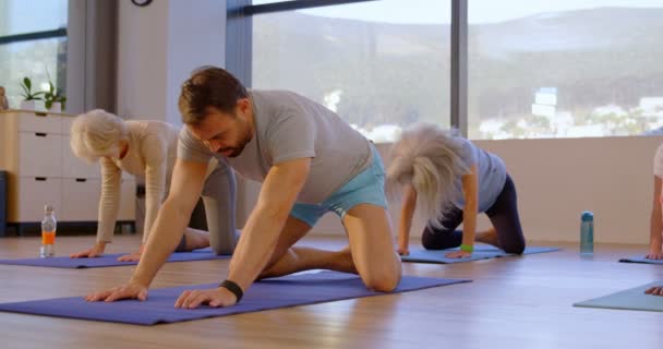 Trainer Assisting Senior Women Performing Yoga Yoga Center — Stock Video