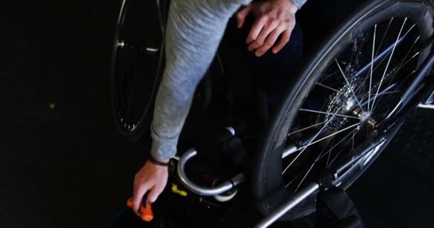 Aus Der Vogelperspektive Behinderter Repariert Rollstuhl Werkstatt — Stockvideo