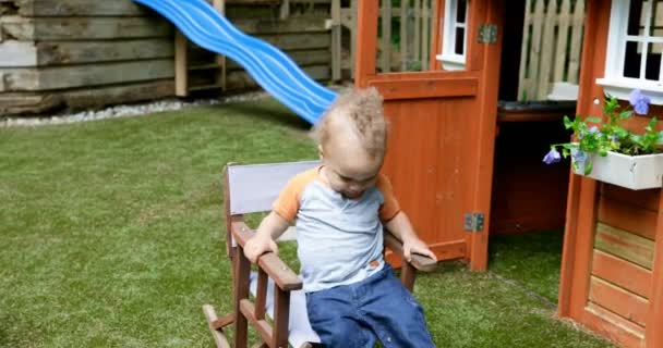 Baby Pojke Leker Med Stol Bakgården — Stockvideo