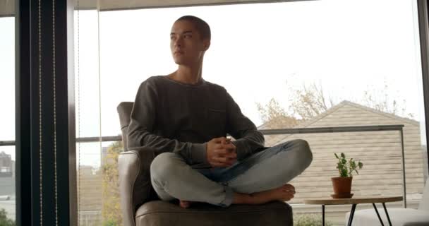 Evde Kol Sandalye Üzerinde Oturan Düşünceli Adam — Stok video