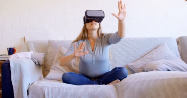 Vrouw Met Behulp Van Virtual Reality Headset Woonkamer Bij Huis — Stockvideo