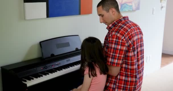 Padre Enseñando Hija Tocar Piano Casa — Vídeos de Stock