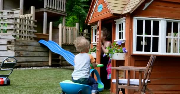 Rodzeństwo Grając Domku Zabaw Podwórku — Wideo stockowe