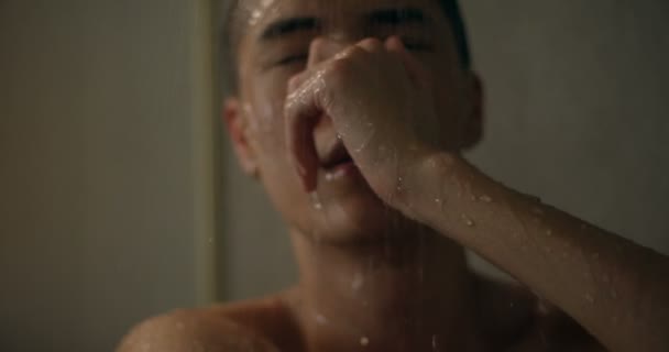 Primer Plano Del Hombre Bañándose Baño Casa — Vídeo de stock