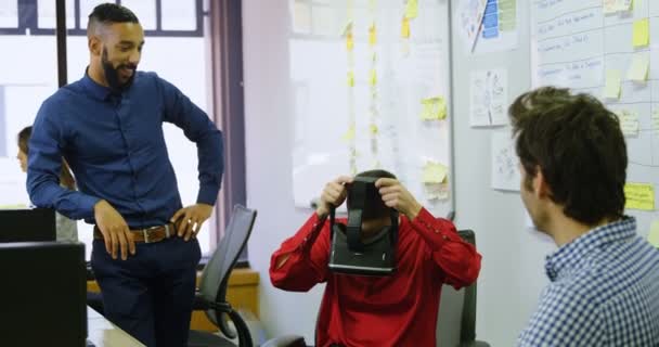 エグゼクティブ オフィス で机で仮想現実ヘッドセットを着ています — ストック動画
