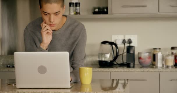 Hombre Joven Usando Ordenador Portátil Casa — Vídeo de stock