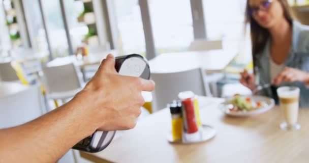 Camarero Tomando Pago Por Smartwatch Restaurante — Vídeo de stock