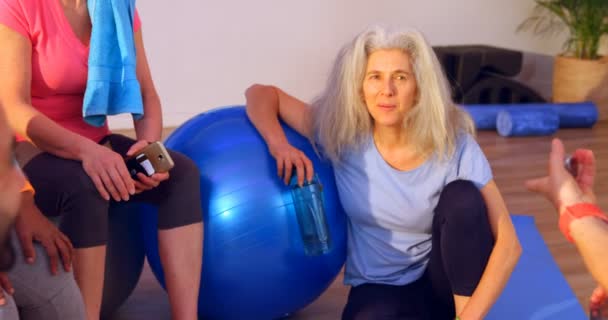 Trainerin Interagiert Mit Seniorinnen Yogazentrum — Stockvideo
