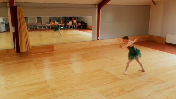 Όμορφη Μπαλαρίνα Εξάσκηση Χορού Μπαλέτου Στο Στούντιο Χορού — Αρχείο Βίντεο