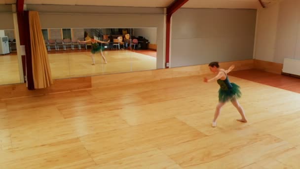 Hermosa Bailarina Practicando Danza Ballet Estudio Danza — Vídeos de Stock