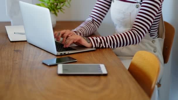 Frau Benutzt Laptop Auf Dem Tisch Hause — Stockvideo