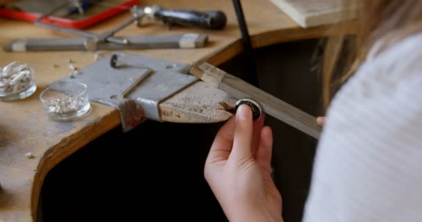 Zbliżenie Kobiece Biżuteria Projektant Pracuje Warsztacie — Wideo stockowe