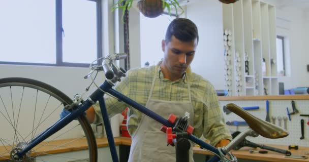 Homem Atento Reparando Bicicleta Oficina — Vídeo de Stock