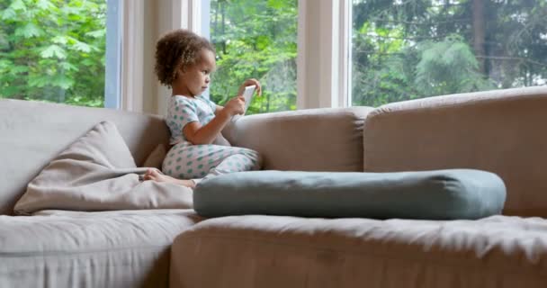 Bella Bambina Utilizzando Tavolo Digitale Casa — Video Stock