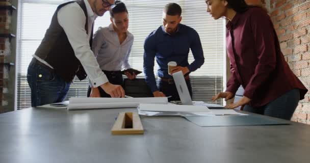 Ejecutivos Discutiendo Sobre Plan Sala Conferencias Oficina — Vídeos de Stock