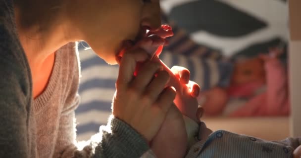 Close Van Moeder Haar Baby Voeten Kussen Bij Huis — Stockvideo