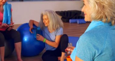 Üst düzey kadın yoga merkezi 4 k birbirleriyle etkileşim grubu