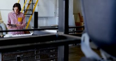 Marangoz atölyesinde 4 k dijital tablet kullanırken planı üzerinde çalışma