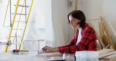 Marangoz Laptop süre yazma atölye 4 k içinde not etmek kullanma