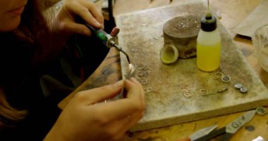 Çalışmanın takı tasarımcı atölyesinde 4 k yakın çekim