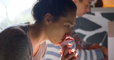 Lezbiyen çift ev 4 k bebeklerini bebek bezi değiştirme