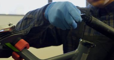 Atölye 4 k Bisiklet tamir adam orta bölümünde