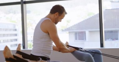 Yoga egzersiz germe sırasında yardımcı üst düzey kadın eğitmen 4 k Merkezi