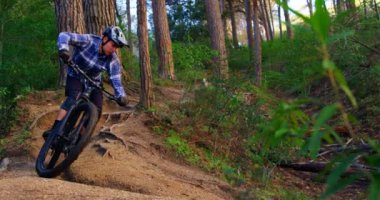 Adam binicilik bisiklet ormandaki kırsal 4k