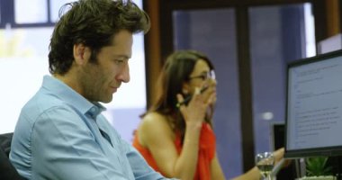 Office 4k masada icra çalışma yan görünüm