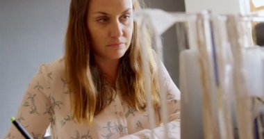 Kadın Takı Tasarımcısı Laptop süre yazma Not 4 k kullanarak