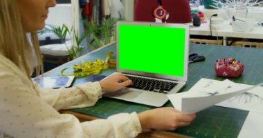 Moda Tasarımcısı tablo moda Studio 4 k skeçler kontrol