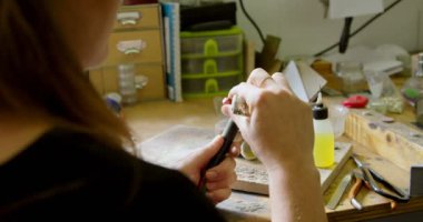 Çalışmanın takı tasarımcı atölyesinde 4 k yakın çekim