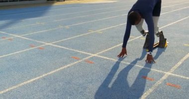 Bir koşu parkuru, spor mekan 4k'Engelli atletik çalışması