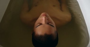 Genç adam küvet banyo 4 k, içinde banyo