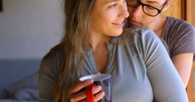 Birbirimizi ev 4 k kucaklayan mutlu lezbiyen çift