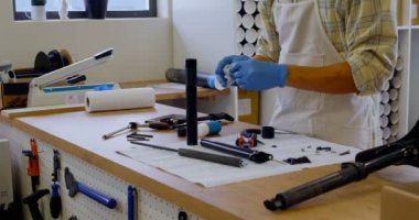 Adam bisiklet parçaları atölye 4 k sayaçta Temizleme