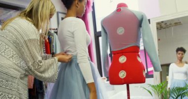 Moda Tasarımcısı elbise moda Studio 4 k müşteri için ayarlama