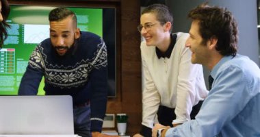 Gülümseyen Yöneticiler laptop office 4 k konferans odasında tartışıyor