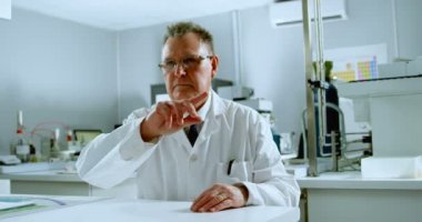 Laboratuvarda 4 k görünmeyen yeni teknoloji kullanarak özenli bilim adamı