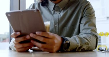 Erkek icra kafede 4 k dijital tablet kullanma