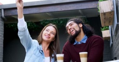 Mutlu çift alarak selfie açık kafe 4k
