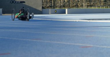 Tekerlekli sandalyede bir yarış yolda 4 k yarış Engelli sporcu