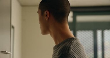 Düşünceli adam uzakta ev arayan 4 k