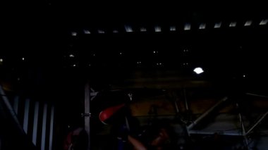 Erkek boxer Boks kum torbası 4 k ile pratik
